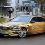 El verdadero protagonista es el motor. El conocido V8 biturbo de 4.0 litros (M177) ha sido rediseñado desde dentro. La transformación clave es la adopción de un cigüeñal plano en lugar del tradicional cruzado. Esta arquitectura, habitual en deportivos de altas prestaciones, reduce masas rotativas y mejora la respuesta al acelerador. Que una berlina de representación incorpore esta solución es una declaración de intenciones: el lujo también puede ser técnicamente audaz.