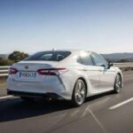 Pensado para recorrer kilómetros con calma, el Camry Hybrid combina confort con silencio mecánico. En autopista transmite serenidad, aunque en incorporaciones exigentes se perciba un carácter más contenido. Es un coche que no grita tecnología, la integra. Su longevidad comercial demuestra que Toyota entiende al conductor que prioriza tranquilidad, consumo contenido y fiabilidad por encima del espectáculo.