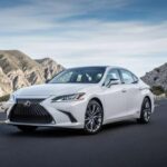 El ES 250 con tracción total es el más racional de la gama. Seguro, estable y pensado para durar años en manos del mismo dueño. Con el kit, gana personalidad cuando está detenido, pero en movimiento sigue siendo el ES de siempre. Es capaz bajo lluvia o nieve, pero no pretende destacar. El Modellista no lo transforma: simplemente evita que se diluya entre el resto.