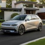 Pensado para familias, el Ioniq 9 apuesta por espacio y confort. Su leasing baja de 419 a 369 dólares, haciendo más digerible su tamaño y ambición. La entrega de potencia es suave y silenciosa, aunque las recargas de su gran batería siguen generando cierta ansiedad. Es amplio, cómodo y va a contramano del minimalismo urbano. Para muchos, eso es exactamente lo que buscan.