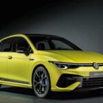 No todos necesitan un familiar gigante, pero sí desean un compacto alemán con verdadero carácter. El Golf R monta un cuatro cilindros turbo de 2.0 litros con 315 CV y hasta 295 lb-ft de par. Puede parecer “poco” en la era de los 500 CV, pero su tracción total le permite aprovechar cada caballo. Acelera de 0 a 60 mph en poco más de cuatro segundos, manteniendo una imagen completamente inocente. Y aún admite mejoras para quienes buscan más.