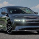 El Lucid Air Sapphire es lujo extremo con cifras de superdeportivo. Alcanza los 330 km/h, acelera con violencia y mantiene una autonomía estimada de más de 680 km.

Su precio ronda los 250.000 dólares, pero a cambio ofrece interior premium, tecnología avanzada y una combinación única entre confort diario y rendimiento absoluto. Es, probablemente, el eléctrico más completo de esta lista.