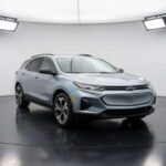 El Equinox EV se posiciona como valor medio dentro del mundo eléctrico. Tiene dimensiones generosas, un interior con guiños premium y una conducción silenciosa. Es, en cierto modo, un rival indirecto del concepto “baby Telluride”. Su equilibrio entre espacio y precio genera dudas, pero también atractivo. No grita, no seduce en exceso. Simplemente está ahí, cumpliendo.