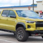 La Chevrolet Colorado 2024 ofrece una combinación convincente de capacidad y confort. Con varias opciones de motorización, incluida una versión diésel eficiente en combustible, la Colorado es versátil para adaptarse a diferentes necesidades de conducción. Su capacidad de remolque de hasta 7,700 libras le permite manejar cargas más grandes con facilidad. La versión ZR2, especialmente diseñada para off-road, se distingue por sus mejoras en suspensión y diferenciales bloqueables, convirtiéndola en una excelente opción para los amantes de la aventura.