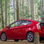 El Toyota Prius tiene una excelente reputación por su economía de combustible y fiabilidad. Su motor de gasolina de 1.8 litros combinado con un motor eléctrico está optimizado para un alto rendimiento. Las baterías originales suelen durar entre 150,000 y 250,000 millas, y las de repuesto tienen un costo mucho menor que los modelos anteriores, lo que lo hace aún más atractivo para quienes buscan un coche híbrido de alto kilometraje.