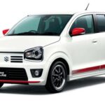 La Suzuki Alto lleva años en el mercado, pero su versión Turbo RS, lanzada en 2014, tiene un rostro particularmente enfadado. Los arcos de rueda marcados y el pilar trasero inclinado de la octava generación aportan una sensación de agresividad, pero son las luces delanteras las que realmente le dan carácter. Su forma vertical ocupa gran parte de la cara del coche, otorgándole una mirada desafiante que transmite un mensaje claro: este pequeño coche no se va a quedar atrás. Aunque la última versión ha suavizado un poco su expresión, la Turbo RS sigue siendo un coche con mucha actitud.