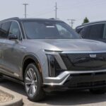 El Cadillac OPTIQ 2026 introduce una nueva versión base con tracción trasera, con precios que comienzan alrededor de $52,395. El modelo con tracción trasera tiene un solo motor que produce 315 caballos de fuerza, mientras que los modelos con tracción total llegan hasta los 440 hp, y la versión V-Series alcanza los 519 hp. Su autonomía estimada es de hasta 317 millas. Dentro del vehículo, una pantalla LED curva de 33 pulgadas, carga inalámbrica para teléfonos y la tecnología Super Cruise para conducción sin manos ofrecen lujo y comodidad. Con su tamaño compacto y rendimiento deportivo, el OPTIQ es una opción atractiva para los compradores que buscan un SUV eléctrico de lujo más pequeño.