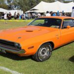 El volumen frontal y la geometría anticuada provocaban una dirección vaga y lenta. La trasera perdía tracción al acelerar en curva y, en asfalto irregular, carrocería y neumáticos parecían moverse por separado.