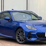 El Subaru BRZ mantiene su reputación entre puristas de la conducción. Su bajo centro de gravedad y tracción trasera brindan un manejo excepcional y conectado con la carretera. La versión 2022 mejora el motor a 2.4 litros y 228 CV, mientras que su interior minimalista y orientado al conductor permite disfrutar tanto de ciudad como de carreteras de montaña.