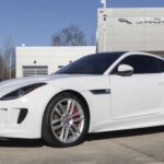 Lanzado en 2012, el F-Type ofrecía tracción trasera, versiones Coupé y SVR con V8 sobrealimentado y, en algunos casos, transmisión manual y AWD. Aunque su fiabilidad puede ser un punto a revisar en el mercado de segunda mano, sigue siendo una opción asequible para disfrutar de un deportivo británico con presencia, rendimiento sólido y un carácter emocionante.