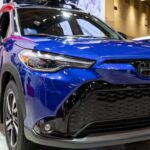 El Corolla Cross 2025 mantiene un precio accesible, partiendo de aproximadamente $24,135, y destaca por su confiabilidad y fuerte valor de reventa. Su cabina espaciosa, manejo suave y paquete completo de seguridad lo hacen ideal para familias, mientras que la versión híbrida logra hasta 42 mpg combinados.