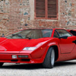 Aunque parecía sacado de un póster, el Countach tenía visibilidad limitada, embrague pesado y comportamiento impredecible al límite. A bajas velocidades ya era difícil de manejar, y su imagen engañaba sobre la complejidad real de conducirlo.