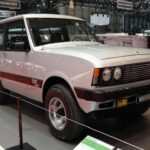 El Monteverdi Safari, fabricado en Suiza, era un SUV de lujo basado en el International Harvester Scout con carrocería desarrollada por Fissore en Italia. Con motores americanos potentes, incluidos V8 Chrysler de más de 300 CV, y un interior más lujoso que los Range Rover de la época, es un todoterreno clásico extremadamente raro. Su aparición en subastas puede alcanzar cifras cercanas a los $100,000, siendo un auténtico lujo off-road europeo.