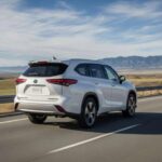 El Highlander Hybrid destaca por su potencia suave y capacidad de transporte familiar. Aunque la tercera fila puede resultar algo ajustada, mantiene un enfoque claro en comodidad y eficiencia, siendo un SUV híbrido sólido para viajes largos con niños y equipaje.