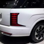 El diseño trasero del High Roof es más angular, con una línea de techo casi vertical y una luneta trasera ampliada para maximizar el espacio interior y mejorar la visibilidad. Se espera que la cabina mantenga siete plazas, reemplazando el banco de la segunda fila por asientos individuales tipo capitán, con reposapiés reclinables, acabados en cuero y madera de alta calidad y iluminación ambiental avanzada, consolidando su carácter de SUV orientado al transporte de pasajeros VIP.