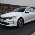 Parte del grupo Hyundai, Kia ha crecido exponencialmente en las últimas décadas, y se ha ganado un lugar destacado por su fiabilidad. Con modelos como el Kia Forte, Optima y Sportage, Kia ha sobresalido en el J.D. Power Vehicle Dependability Study, obteniendo el primer lugar en 2022. La marca ha seguido una estrategia de ofrecer autos duraderos con un costo de mantenimiento bajo. El sistema de garantía similar al de Hyundai también aporta tranquilidad a los compradores, lo que convierte a Kia en una opción muy popular entre quienes buscan vehículos confiables sin pagar de más.