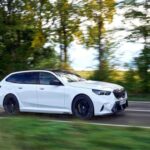 El BMW M5 Touring 2026 no es solo una berlina deportiva, sino que ha dado el salto a ser una de las mejores opciones para quienes buscan rendimiento de alto nivel en un vehículo familiar. Con un motor V8 biturbo y un sistema híbrido enchufable que genera impresionantes 717 caballos de fuerza, el M5 Touring acelera de 0 a 100 km/h en apenas 3,5 segundos. Su rendimiento supera al del BMW X5 M Competition 2026, que aunque ofrece 617 caballos de fuerza, no puede igualar la rapidez y agilidad del M5. A pesar de tener un precio de entrada más alto ($125,300), el M5 Touring es una opción más asequible que su contraparte SUV, sacrificando espacio por un rendimiento sin igual.
