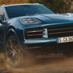 Para quienes creen que un SUV debe manejarse como un coche deportivo, el Porsche Cayenne es la opción definitiva. Aunque puede superar los $180,000, su excepcional manejo y su interior de alta calidad justifican la inversión para los entusiastas del automovilismo. El Cayenne combina tecnología de última generación con una mentalidad enfocada en el rendimiento, lo que refuerza su estatus como una potencia premium en el mercado. Este modelo es perfecto para quienes buscan la emoción de un deportivo en un SUV de lujo.