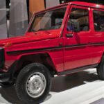 El Mercedes-Benz G-Class, conocido popularmente como G-Wagon, combina lujo y capacidades todoterreno excepcionales. Su diseño cuadrado y su construcción robusta lo han convertido en un ícono entre los entusiastas del off-road y las celebridades. Equipado con un motor potente y un sistema avanzado de tracción en las cuatro ruedas, el G-Class puede atravesar cualquier paisaje con estilo y seguridad. Su interior lujoso, lleno de tecnología de última generación, garantiza confort sin importar el terreno. Es un vehículo que no hace concesiones ni en lujo ni en capacidad, ofreciendo una experiencia de conducción única tanto en la ciudad como en el campo.