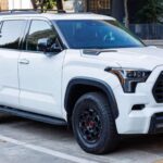 La Toyota Sequoia da un paso adelante al hacer de todos sus modelos híbridos, con el sistema i-Force MAX de doble turbocompresor. Este sistema no solo proporciona una excelente eficiencia de combustible, sino que también otorga un impresionante par motor instantáneo, lo que se traduce en una capacidad de remolque de hasta 9,520 libras (aproximadamente 4,314 kg). La Sequoia es una opción ideal para quienes desean un SUV con el poder necesario para remolcar cargas pesadas sin sacrificar la eficiencia en el consumo de combustible.