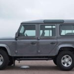 El Land Rover Defender es un todoterreno de lujo que combina estilo y rendimiento en igual medida. Con su capacidad para atravesar cualquier terreno, desde dunas de arena hasta caminos de montaña, el Defender es una bestia que no pierde la elegancia. Su sistema de tracción integral y su estructura sólida lo hacen ideal para quienes buscan un SUV con la combinación perfecta entre confort y capacidad. Además, su interior de alta gama te asegura que no sacrifiques el lujo, incluso en los terrenos más extremos.