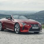 El Lexus LC 500 es uno de esos raros casos en los que un concept car llega a producción sin perder fuerza. En persona, sus proporciones son imponentes: bajo, ancho y escultórico. Los grupos ópticos parecen sacados de la ciencia ficción y las superficies juegan con la luz de una forma que las fotos no logran capturar. Es un gran turismo que combina elegancia y agresividad con una naturalidad que solo se aprecia al tenerlo delante.