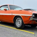 El legendario Hemi de 426 pulgadas cúbicas del Challenger R/T declaraba 425 CV, pero en condiciones reales superaba con facilidad los 450 CV. Algunos ejemplares, bien afinados, iban incluso más allá. Esa diferencia era suficiente para humillar a rivales que, sobre el papel, parecían equivalentes. Dodge dominaba el arte de esconder potencia sin levantar sospechas.