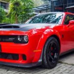 Con 1.025 CV en su edición 2023, el Demon 170 es el coche estadounidense de producción más potente jamás fabricado. Limitado a unas 3.300 unidades y con un precio de 100.361 $, combina estilo clásico, brutal potencia y un valor que seguramente se apreciará con el tiempo.