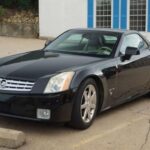 Basado en el Corvette C6, el XLR fue un roadster de lujo con estilo futurista y cabina refinada. Menos potente que su primo, pero un giro audaz en la historia de Cadillac.