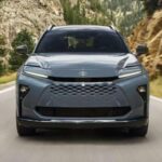 El Toyota Crown Signia sobresale como una de las opciones híbridas más inteligentes del mercado. Con tracción total y un consumo aproximado de 38 mpg, ofrece una experiencia refinada y eficiente, ideal para quienes buscan reducir costes sin renunciar a calidad, seguridad y una conducción suave.