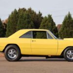 El Dodge Dart LO23 fue una auténtica bestia del cuarto de milla a finales de los años 60. Equipado con el mítico 426 Hemi, este modelo priorizaba el peso reducido y la potencia bruta. Su enfoque era puramente funcional, convirtiéndose en uno de los favoritos entre los pilotos que buscaban resultados sin concesiones estéticas.