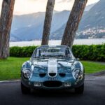 Presentado en 1954, destacó por sus puertas de ala de gaviota y la inyección directa. Su chasis tubular fue revolucionario y lo convirtió en uno de los coches más rápidos de su época.