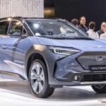 El Solterra representa una rara excepción moderna en Subaru en términos de diseño. Aunque comparte base con el Toyota bZ4X, Subaru logró un frontal y una zaga mucho más coherentes visualmente. Es el primer eléctrico de producción de la marca, con tracción total de serie y una estética más limpia y racional que la de su gemelo japonés.