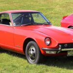 El Datsun 240Z fue el coche que democratizó el deportivo japonés. Con un seis cilindros en línea de 2.4 litros y 151 CV, combinaba diseño atractivo, fiabilidad y precio accesible. Inspirado parcialmente en deportivos europeos, sentó las bases de la legendaria saga Z. Su importancia histórica se refleja en su revalorización: un ejemplar de 1971 alcanzó los 310.000 dólares en 2020.