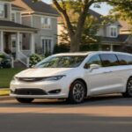 La Pacifica híbrida enchufable fue uno de los PHEV más lógicos del mercado: una minivan capaz de realizar trayectos urbanos diarios en modo eléctrico. Sin embargo, la dependencia del enchufe, especialmente en condiciones poco prácticas, terminó restándole comodidad. Su desaparición deja dudas sobre qué alternativa electrificada ocupará su lugar.