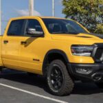 La Ram 1500 es referencia en confort de marcha dentro del segmento full size. Destaca por su interior de calidad, su enorme pantalla vertical de 12 pulgadas y el sistema eTorque mild-hybrid, que mejora suavidad y consumo. Su calidad de rodadura y capacidades la ponen al nivel, o por encima, de rivales claramente más caros.