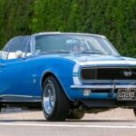 Chevrolet ya sabía cómo montar grandes V8 en coches compactos. El Camaro debutó con seis cilindros y V8, incluido el 396. El 427 quedó reservado, salvo pedidos COPO. El Camaro SS 396 fue el más rápido de producción regular: cuarto de milla en 14,5 segundos y 140 mph de velocidad máxima, especialmente con la caja manual de 4 marchas.