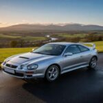 Compacto, agresivo y nacido para los tramos, el Toyota Celica GT-Four combina tracción total y un motor turbo lleno de carácter. Su estética puede engañar, pero en conducción ofrece sensaciones deportivas muy puras. Es uno de esos JDM que ganan valor con el tiempo y cuya rareza empieza a pesar cada vez más.