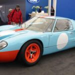 Shelby fue una pieza fundamental en la victoria de Ford sobre Ferrari en Le Mans 1966. Ayudó a convertir al GT40 en una máquina fiable y brutal, gestionando pilotos, mecánica y estrategia. No fue solo una victoria deportiva, fue una revancha histórica.