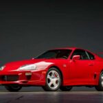 El legendario 2JZ-GTE cimentó la fama del Supra Mk4. De serie ya era rápido, pero su resistencia mecánica lo transformó en un mito del tuning. Hoy, las unidades originales alcanzan cifras de coleccionista.