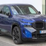 El BMW XM se está renovando para ofrecer lo mejor en rendimiento y electrificación. Con una combinación de motor V8 híbrido y tecnologías de vanguardia, el XM Next Gen busca redefinir el segmento de los SUV de lujo de alto rendimiento. Se espera que el modelo ofrezca alrededor de 600 caballos de fuerza, junto con asistencia al conductor basada en inteligencia artificial y un diseño que incorpora tanto lo deportivo como lo lujoso. Este modelo es una clara señal de la estrategia electrificada de BMW, y su debut podría marcar un antes y un después en la movilidad premium.