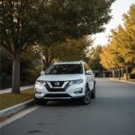 El Nissan Rogue Rock Creek tiene un acabado negro que le da un aspecto robusto y aventurero, pero en realidad, está más orientado a un uso urbano. Su diseño es ideal para familias que desean un SUV con un toque todoterreno para incursiones ocasionales en caminos difíciles. Aunque no es un vehículo destinado a enfrentar el barro profundo, la Rogue Rock Creek ofrece un agarre aceptable en condiciones de nieve y es fácil de estacionar, lo que la convierte en una opción segura y confiable para quienes necesitan un vehículo versátil y práctico.