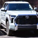 La Toyota Tundra es conocida por su fiabilidad y capacidad para hacer frente a todo tipo de condiciones. El modelo 2023 llega con un motor V6 biturbo de nueva generación y una opción híbrida, combinando potencia y eficiencia de forma impresionante. Además, la Tundra está equipada con una suite completa de características de seguridad Toyota Safety Sense, lo que garantiza la protección en cada viaje.

Con un interior espacioso y un diseño exterior robusto, la Tundra es ideal tanto para entornos urbanos como para aventuras todoterreno. Su precio competitivo la hace una opción fuerte frente a camionetas más caras, que a menudo no ofrecen el mismo nivel de fiabilidad y rendimiento.