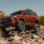 La Toyota 4Runner es un SUV legendario, conocido por su robustez y capacidad todoterreno. Sin embargo, el modelo 2024 sigue siendo fiel a un diseño más antiguo, lo que se refleja en su rendimiento en las pruebas de seguridad. El IIHS otorgó una calificación 