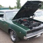 El Charger R/T representa el lado más imponente del muscle car. Equipado con el legendario V8 440 Magnum, combinaba un diseño agresivo con un rendimiento demoledor. Su silueta fastback y su presencia escénica explican por qué vuelve a ser tan buscado hoy.