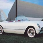 El primer deportivo de producción estadounidense comenzó de forma modesta, con solo 300 unidades y un motor de seis cilindros en línea. No fue hasta la llegada del V8 en 1955 cuando el Corvette se transformó en el auténtico deportivo que Chevrolet había imaginado desde el principio.