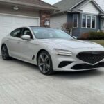 Promete deportividad, pero su comportamiento en curvas no convence. Los neumáticos all-season ofrecen poco agarre y el sistema de frenado de emergencia queda por debajo de lo esperado.