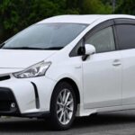 Pese a su mayor precio inicial, el Prius mantiene costes anuales bajos, en el entorno de los 400 dólares. Su sistema híbrido ha demostrado ser duradero, con muchas baterías superando los 150.000 km sin problemas graves. En ciudad, el ahorro en combustible refuerza su ventaja económica.