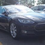 El Tesla Model S fue, sin duda, uno de los coches eléctricos más avanzados y deseados cuando fue lanzado. Con su tecnología de vanguardia, su impresionante aceleración y su autonomía, se posicionó como el líder del mercado. Sin embargo, en los últimos años, ha perdido algo de su atractivo debido a la creciente competencia, problemas de calidad de construcción y fallos de software. Además, la creciente polarización de la figura de Elon Musk ha generado incertidumbre entre algunos propietarios. Esto ha llevado a que muchos vendan el Model S rápidamente, especialmente aquellos que están buscando una opción más fiable o con menos problemas tecnológicos.