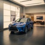 El Lexus TX es el SUV perfecto para quienes buscan lujo y confort en sus viajes familiares. Este modelo se destaca por su tranquilidad en carretera y su construcción de alta calidad, lo que lo convierte en una opción popular entre las familias que aprecian el confort sin concesiones. Además, el opcional híbrido permite ahorrar combustible y reducir las emisiones. Sin embargo, los expertos y compradores coinciden en que el precio puede dispararse rápidamente con los extras y que su costo podría hacer que algunos se decanten por modelos más económicos. A pesar de ello, su consola central de la segunda fila ofrece una sensación de lujo premium que no pasa desapercibida.
